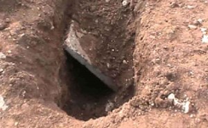 دفن جثة ابنه..فتلقى منه اتصالاً هاتفياً .. إليكم القصة !