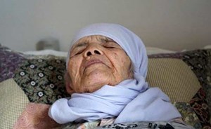 قصة مأساوية.. عجوز عمرها 106 سنوات تحصل على اللجوء بالسويد