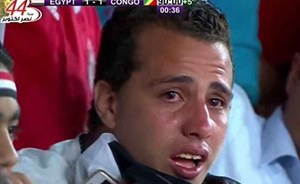 بالفيديو.. مكافأة خاصة لشاب مصري بكى بحرقة بعد هدف الكونغو.. تعرف عليها !