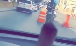 بالفيديو.. شابان يستهتران بعرض سيجارة “حشيش” وبتوجيه مسدس لرجل أمن