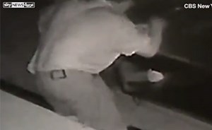 بالفيديو.. لص ظريف يطهو في مطعم سرقه مرتين