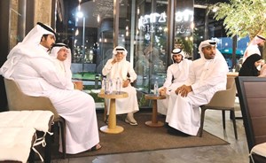 بالفيديو.. رئيس وزراء البحرين زار «دوز كافيه» في «الزلاق»