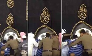 بالفيديو.. رجلا أمن في المسجد الحرام يحملان مقعداً كي يتمكن من تقبيل الحجر الأسود