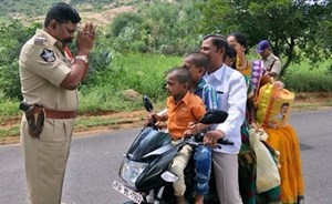 صورة لشرطي يتوسل احتراماً لقانون السير تصبح الأكثر تداولاً في الهند