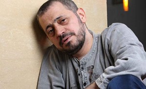 فيديو صادم.. جورج وسوف بحالة صحية سيئة جداً.. وأنباء عن إصابته بمرض”الشلل الرعاش”