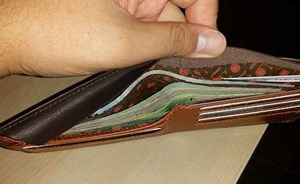 تدّعي أنها أوروبية توقع بخليجي وتقوم بابتزازه بصور مخلة
