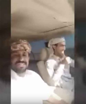 بالفيديو.. شابان يوثقان لحظة وفاتهما في حادث مروري جراء انشغالهما بـ “سناب شات”