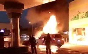 بالفيديو.. تعرَّف على قصة شاب ضحَّى بنفسه ومركبته لينقذ 50 شخصًا بمحطة وقود