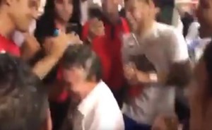 بالفيديو.. حارس ريال مدريد يحلق شعر رأس مدرب كوستاريكا بعد بلوغ المونديال