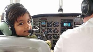 بالصور.. طفل خليجي عمره 7 أعوام يقود طائرة بمفرده