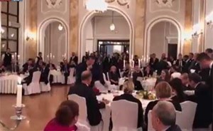 بالفيديو .. وزير الخارجية الصربي يقدم هدية غير متوقعة لأردوغان !