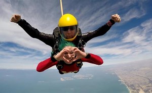 أزال حبل مظلّة زوجته على علو 4000 قدم كي يتخلّص منها… ولكن!