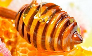 ماذا يحدث لجسمك عند تناول ملعقة من العسل يوميا؟