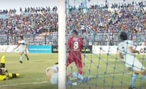 فيديو مروع.. حارس مرمى يسقط ميتاً وهو يدافع عن مرماه!
