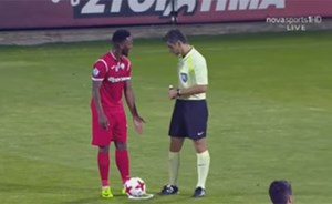 بالفيديو.. لاعب يوناني يمسح قدمه بالحكم.. ويسجل هدف عالمي