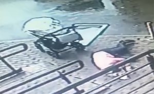 بالفيديو.. نجاة أم وطفلها بأعجوبة من حادثة قاتلة