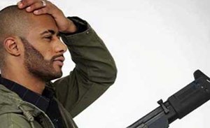 بالفيديو..فنان مصري يستعرض بسلاحه الخاص المطلي بالذهب ويستفز جمهوره !