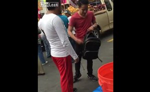 بالفيديو.. عقاب قاس من بائع متجول لشاب لم يدفع ثمن ما أكله