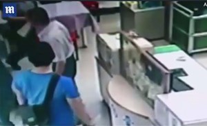 فيديو صادم.. يدخل مركز شرطة مع جثة طفلته ويكشف معلومات غريبة