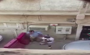 فيديو لمراهق يسرق وافدا ويصفعه.. وشرطة الرياض تتحرك