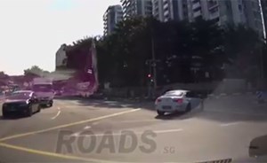 بالفيديو.. حادث “عجيب” والكل يسأل من أين جاءت السيارة؟