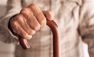 لهذا السبب لا تترك مقعدك لكبار السن في الحافلة