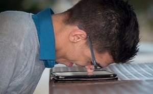 أردني مصاب بشلل رباعي يؤلف رواية كتبها بأنفه