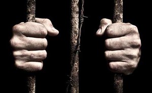 دبي.. قتله بسبب ضوء الهاتف النقال