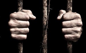 بسبب بيضة.. مشعوذ عربي يسقط في يد الشرطة بالإمارات