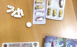 مادة خضراء دفعت شاباً للنوم عند إشارة ضوئية