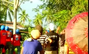 إنقاذ رجل أمضى 3 سنوات فوق شجرة في الفلبين