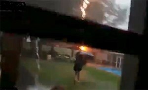 فيديو مُخيف .. لحظة تعرّض طفل لصاعقة تحت المطر!