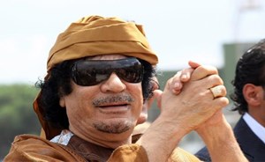 في ذكرى قتله.. إليك فيديو يجمع أغرب مقولات وتصرفات القذافي