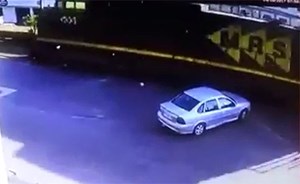 بالفيديو.. لقطات مروعة لقطار يدهس رجلا يمشي على القضبان