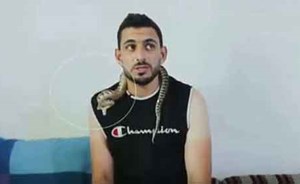 بالفيديو.. لحظة تعرّض خبير أفاعي للدغة أفعى سامة على الهواء ونجاته من الموت بمعجزة !