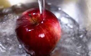 إحذر عند غسيل التفاح بالماء..!!