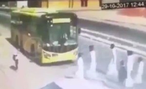 بالفيديو.. مراهقون في السعودية يعتدون على سائق حافلة مدرسية ويرجموه بالحجارة