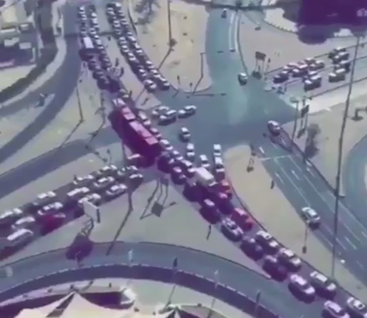 فيديو…سحب سيارة متوقفة على أحد الأرصفة.. بشكل “مخالف”!