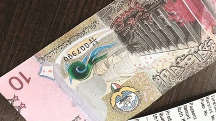 تكثيف البحث عن عصابة تزييف العملة الكويتية