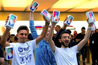 المئات يصطفون أمام متجر «أبل» مع طرح «آيفون تن»