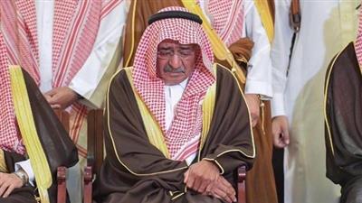 صورة مؤثرة.. الأمير مقرن في عزاء ابنه منصور