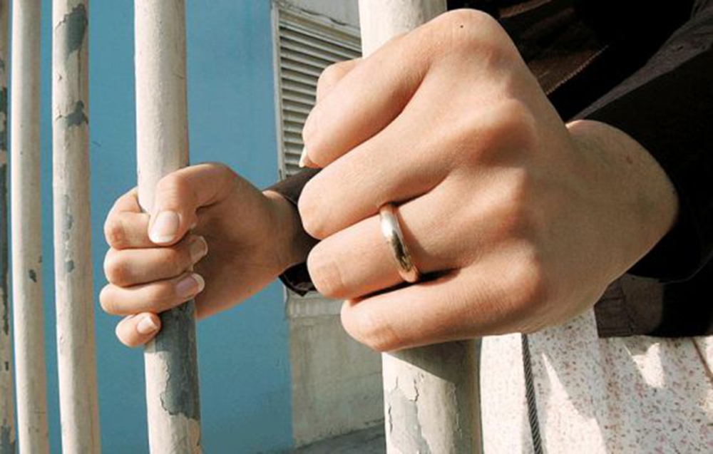 حبس بحرينية 3 أشهر لإعتدائها بالضرب على ضابطة و 3 شرطيـات