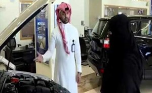 بالفيديو.. كيف ستتصرف السعوديات عند تعطل سيارتهن على الطريق؟