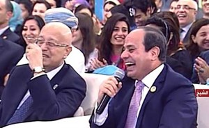 بالفيديو.. الرئيس السيسي ضاحكًا: “عايزين رئيس وزراء ست”