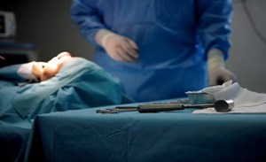 طبيب مصري يجري 4 آلاف جراحة تجميل بتقنية “الفيزر”