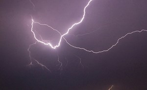 بالفيديو.. صاعقة رعدية تضرب سيارة مواطن سعودي