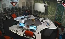 بالفيديو.. محلل رياضي يكسر مقعده ويسقط على الارض اثناء لقاء على الهواء