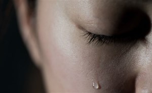 سمع صراخ حبيبته المذعورة على الهاتف ثم انقطع الاتصال… ماذا حصل معها؟
