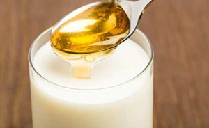 10 فوائد مذهلة لكوب اللبن الدافئ بعسل النحل في الصباح