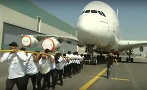 بالفيديو.. قوة أمنية إماراتية تتغلب على “إير باص” عملاقة